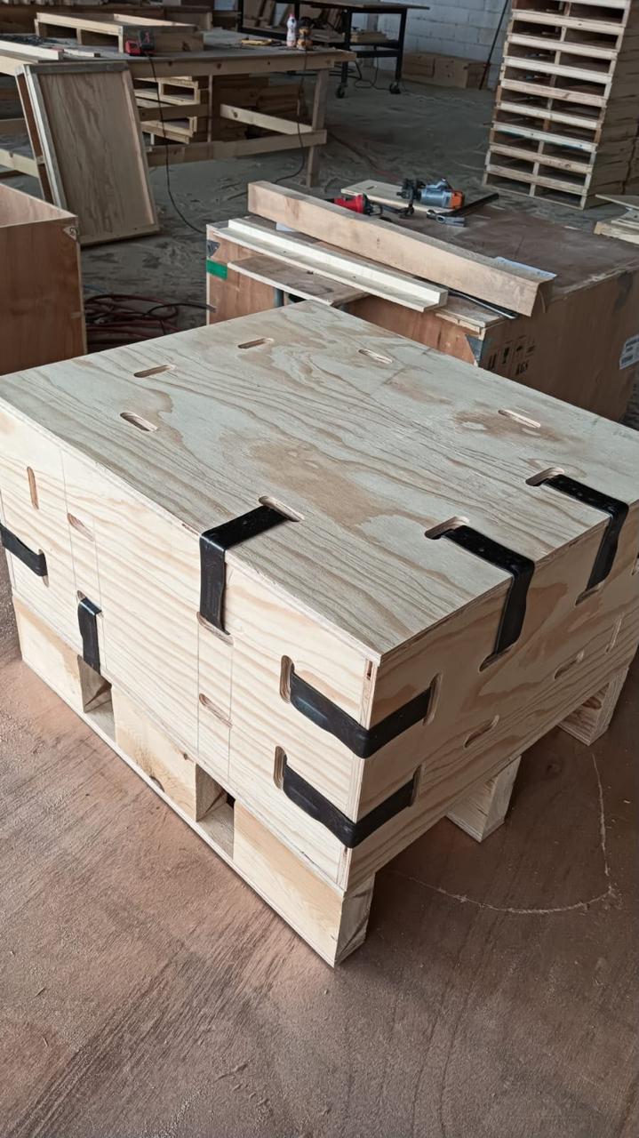 Cajas de triplay con esquineros reforzados.