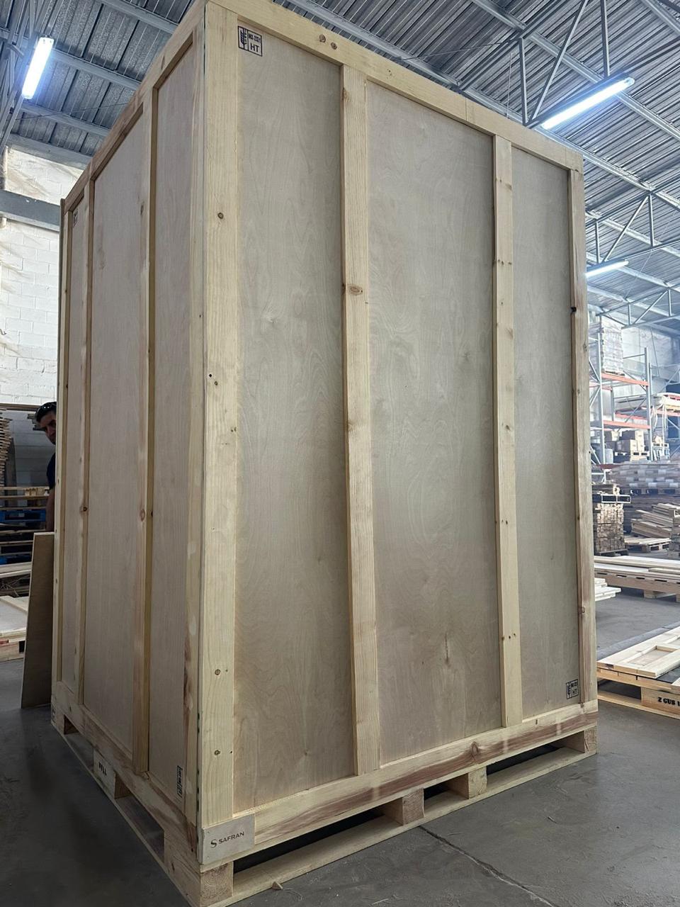 Caja de embalaje forrada con chapado de triplay.